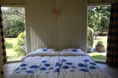 Slaapkamer met mooie ramen